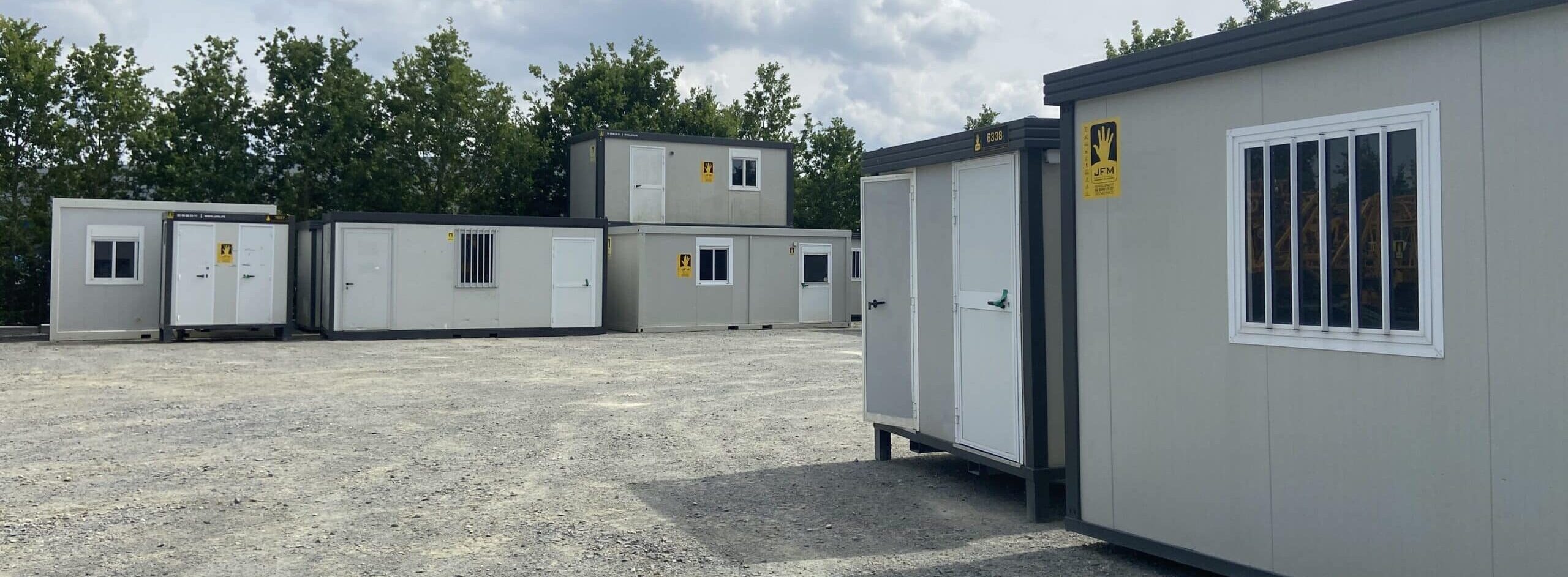 Bungalows et sanitaires de chantier modulaires JFM près de Rennes, disponibles à l'achat et à la location